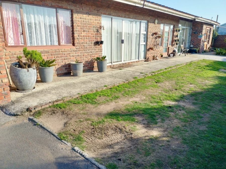5 Bedroom Property for Sale in Queensberry Bay Eastern Cape